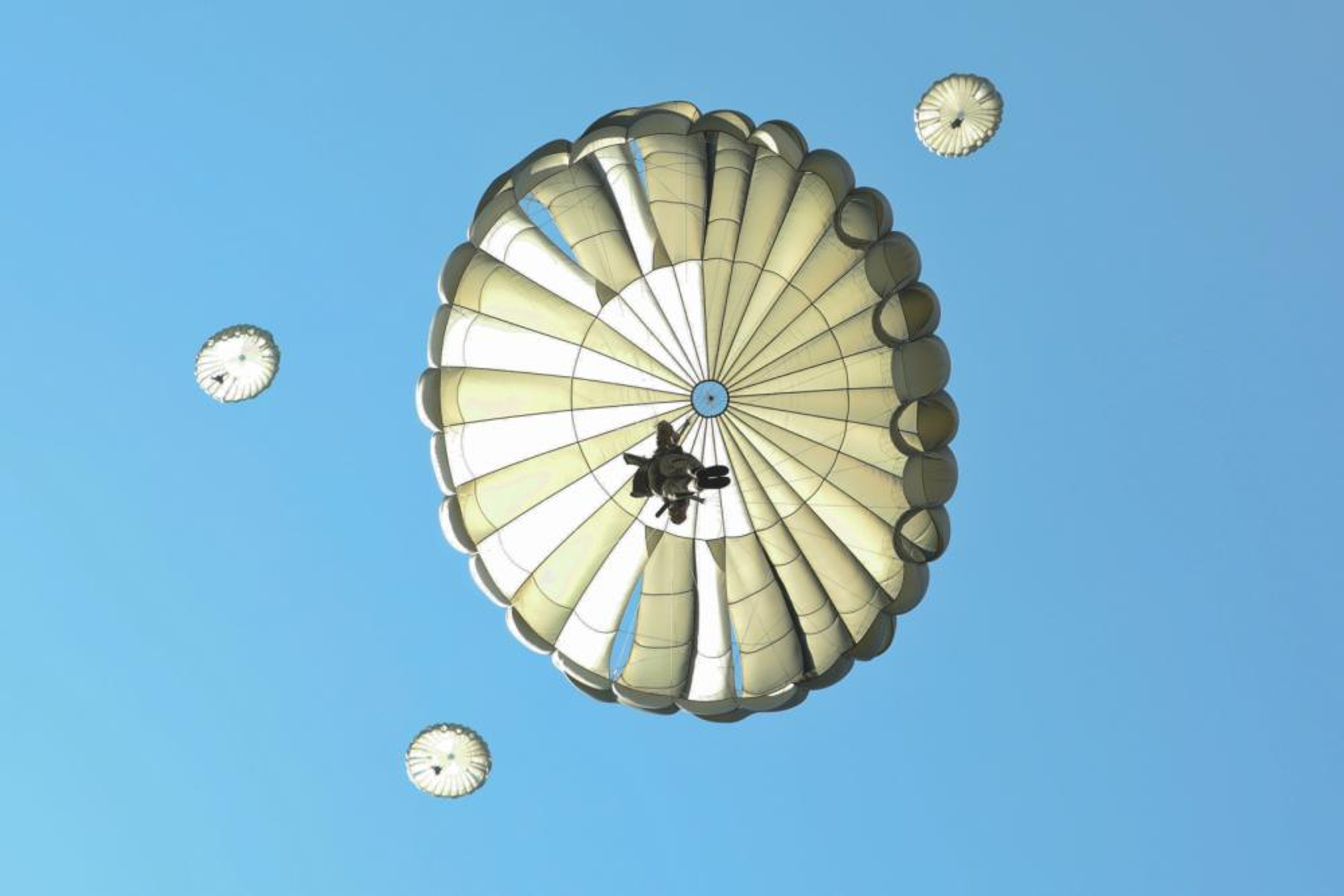 UK, NATO Allies Compete for ‘Parachuting Glory’